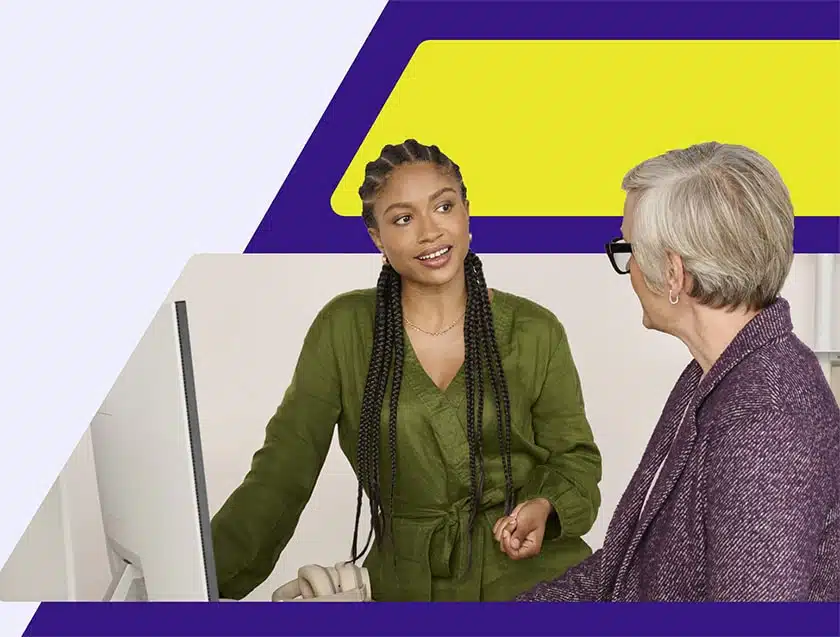 Deux femmes au travail qui discutent