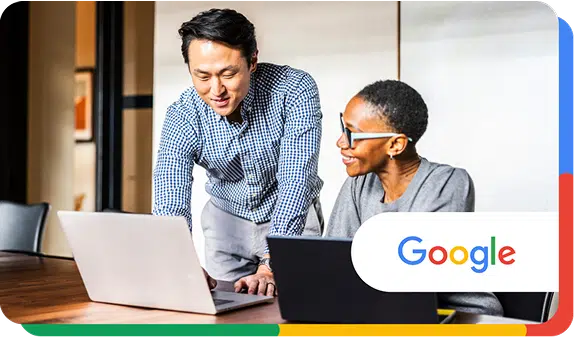 Colegas de trabalho colaborando em uma mesa trabalhando em seus notebooks